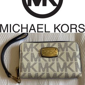 Michael Kors Jet Set Logo Smartphone Wristlet.